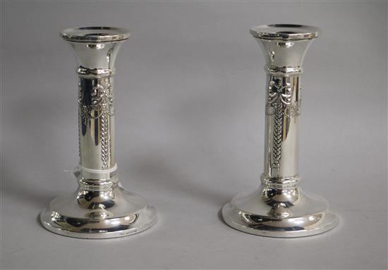 A pair of modern silver candlesticks, W.I. Broadway & Co, Birmingham, 1993, 14.2cm.